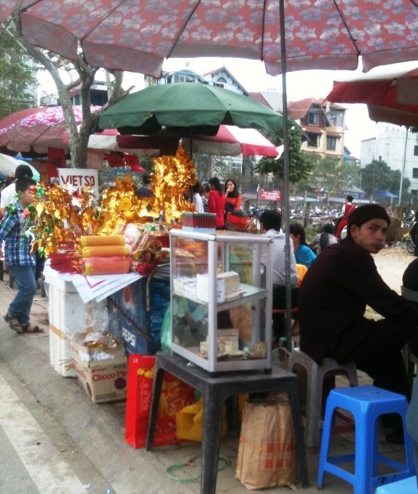 Tại Phủ Tây Hồ (Hà Nội) vào mùng 6 Tết, các gian hàng đổi tiền lẻ được bày biện một cách công khai. Những tủ kính chất đầy tiền lẻ bên trong để đổi cho khách có nhu cầu để hưởng chênh lệch.